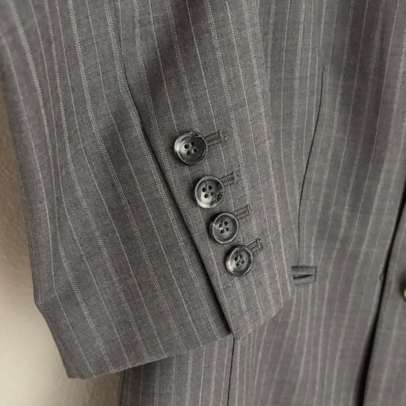 Ann Taylor 99% Wool Blazer, Lined Suit Jacket in Gray Pinstripe Size 4 Petite - Picture 3 of 10